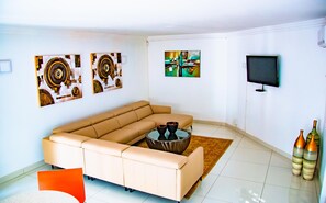 Grand-Villa | Wohnzimmer | 32-Zoll-Flachbildfernseher mit Satellitenempfang, Fernseher