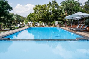 Alberca al aire libre y camastros