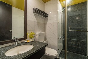 Deluxe Double Room | Badrum | Dusch, hårtork och toalettpapper