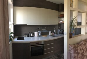 Kühlschrank, Ofen, Herdplatte, Wasserkocher mit Kaffee-/Teezubehör