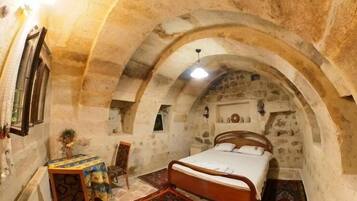 Traditional Double Room | Individually decorated, desk, laptop workspace, free WiFi