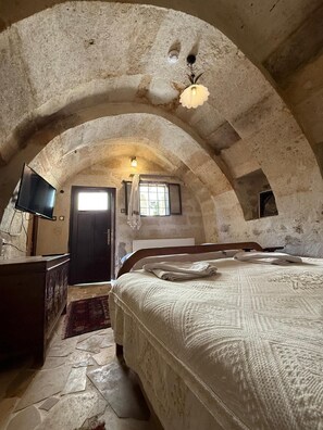 Hypo-allergenic bedding, individually decorated, desk, laptop workspace - Monastery Cave Hotel (Ürgüp)
