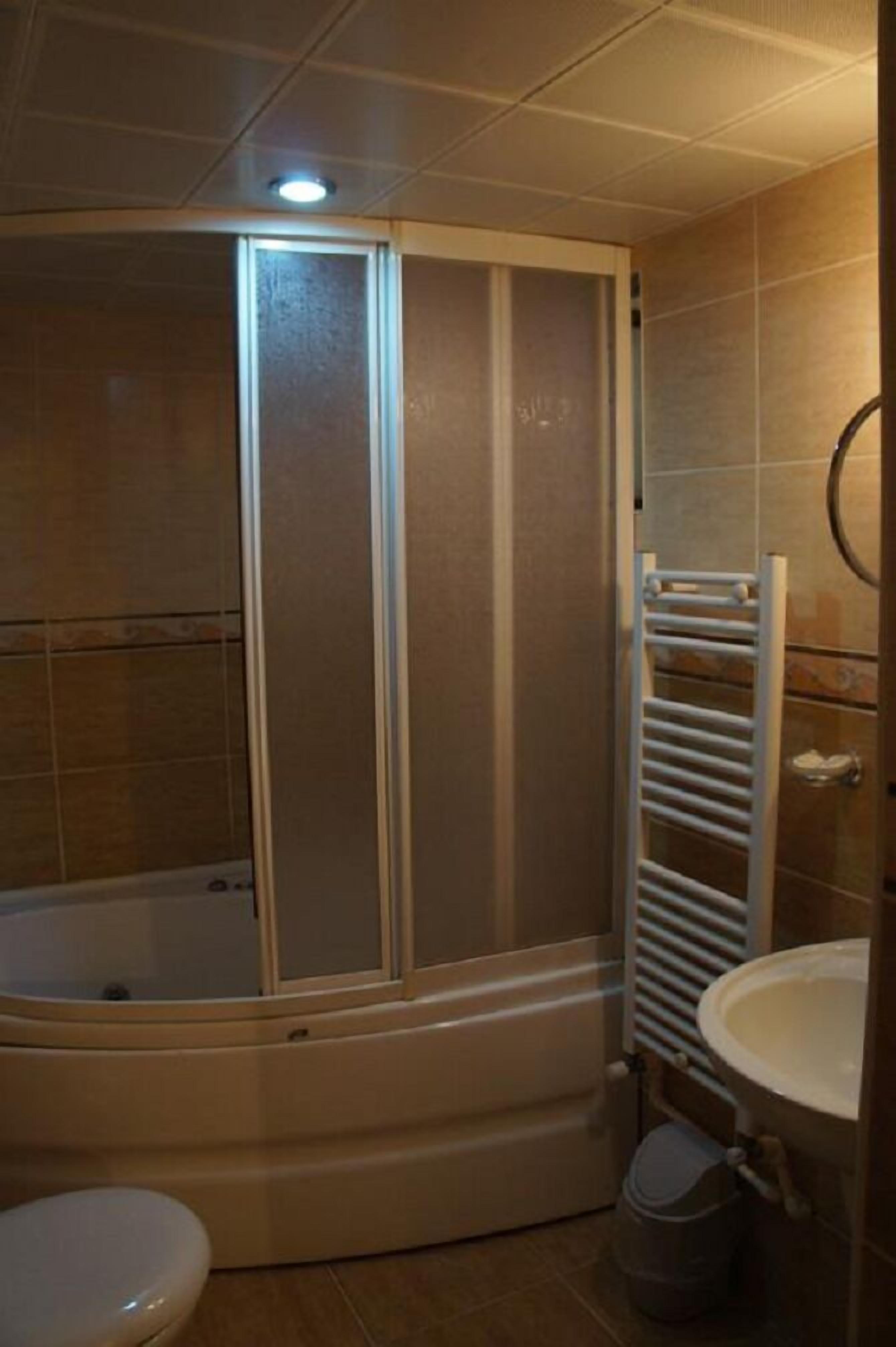 Une salle de bain avec une baignoire, des toilettes et un lavabo.