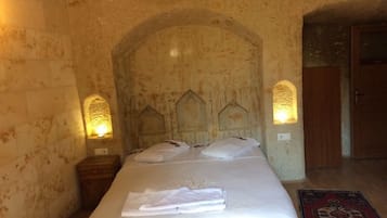 Familien-Dreibettzimmer | Allergikerbettwaren, individuell dekoriert, Schreibtisch