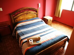 In-room safe, individually decorated, individually furnished, free WiFi - Hostal Perla Negra (La Paz)