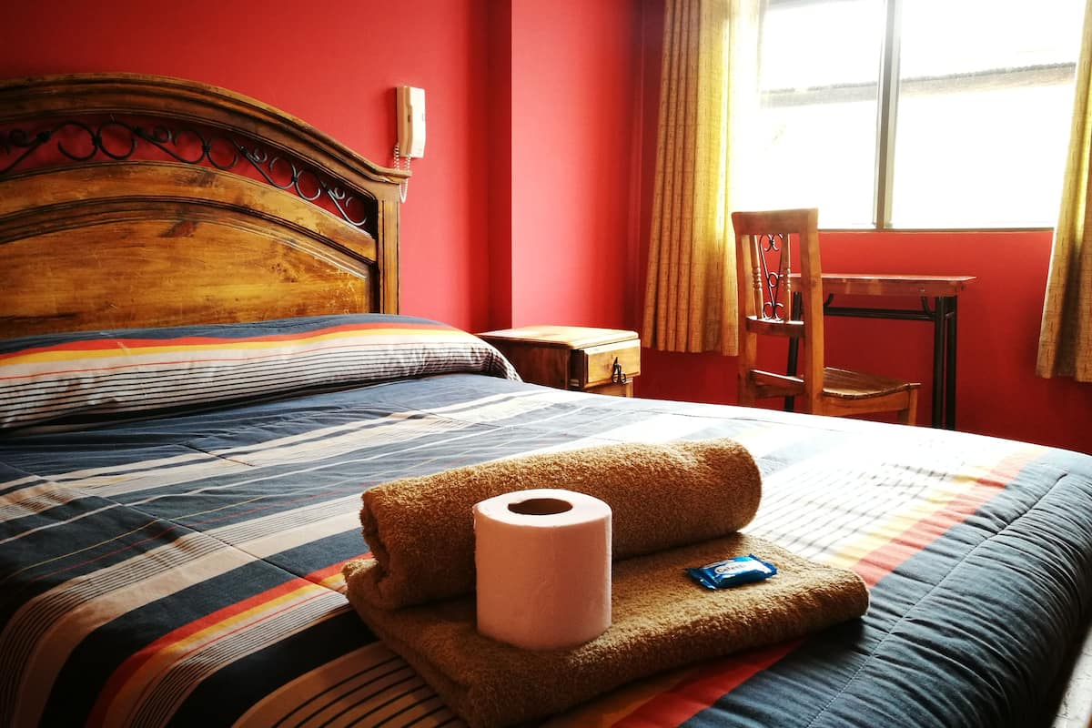 Habitación doble Deluxe, 1 cama Queen size | Caja de seguridad en la habitación y decoración personalizada