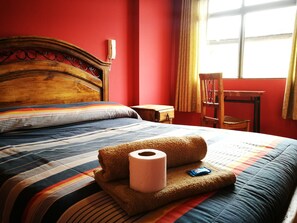 Quarto casal luxo, 1 cama Queen | Cofres nos quartos, individualmente decorados