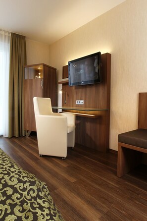 Habitación Business individual | Minibar, caja fuerte, escritorio y sistema de insonorización