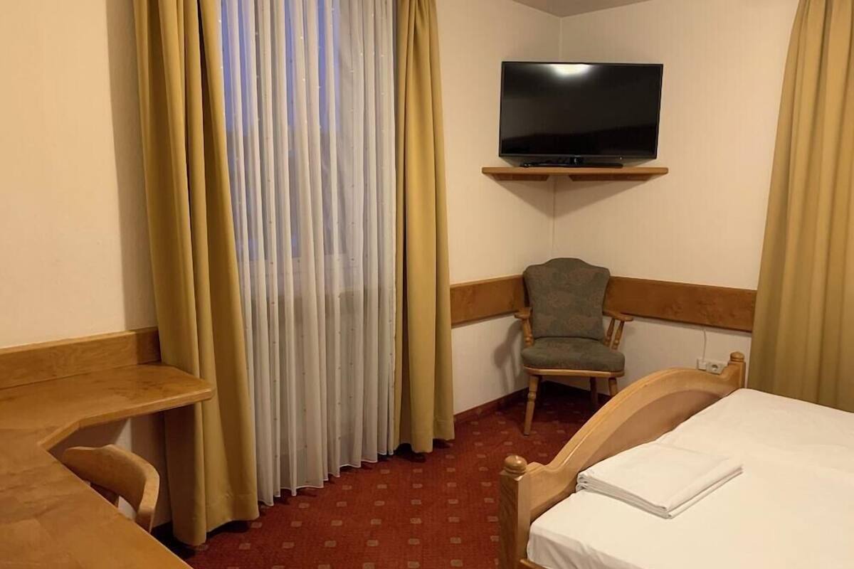 WiFi (free), bed sheets