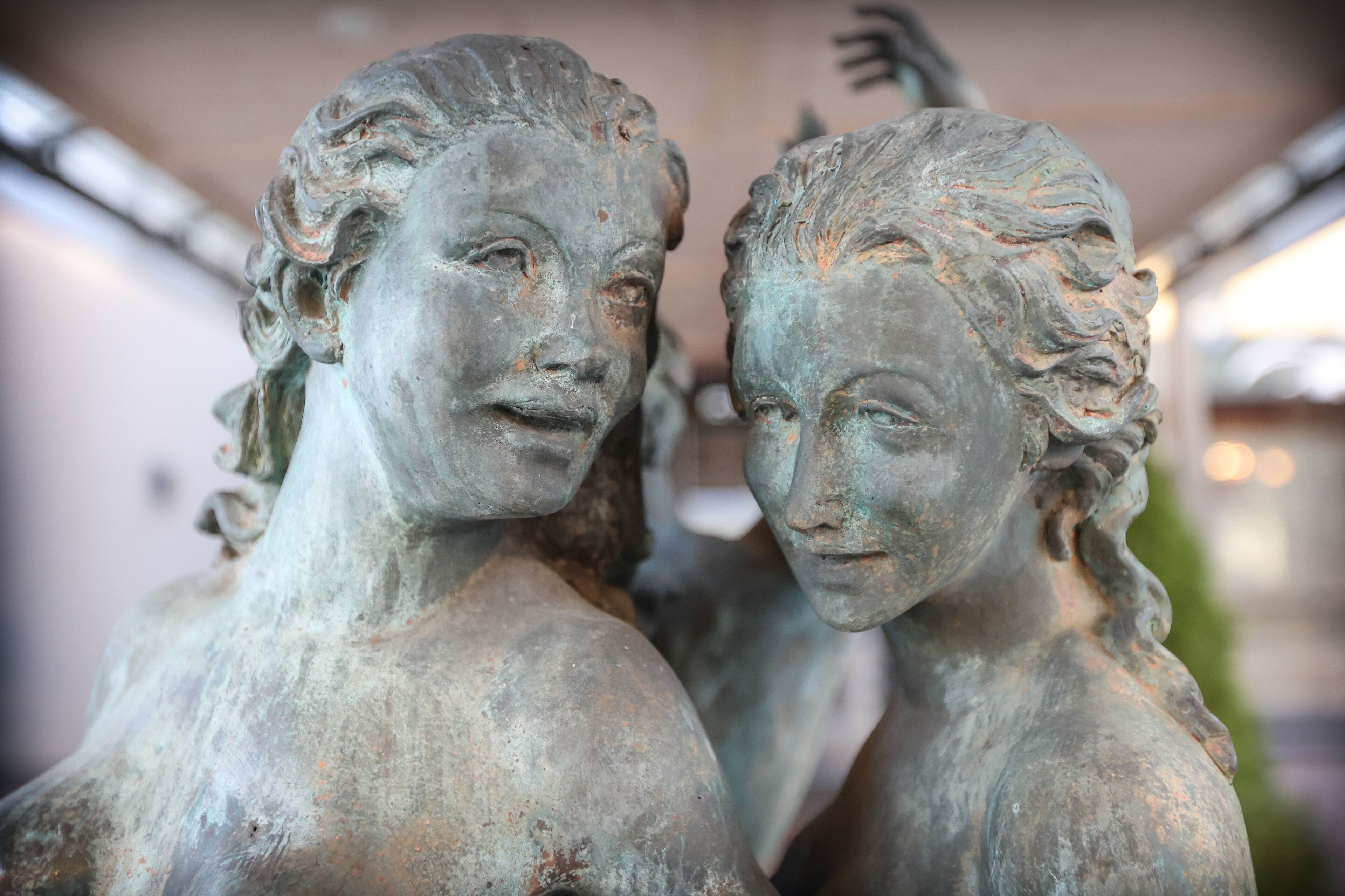 Un gros plan d’une sculpture aux détails et aux textures complexes.