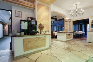 Petit déjeuner buffet (14 EUR par personne)