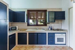 Réfrigérateur, four, plaque de cuisson, cafetiÚre/bouilloire