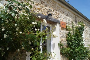 Exterior detail - Nomade Lodge - Bed & Breakfast (La Chapelle-Gauthier)