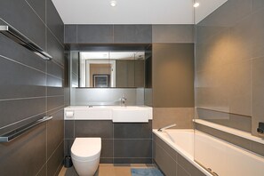 Familienapartment, 2 Schlafzimmer, Gartenblick | Badezimmer