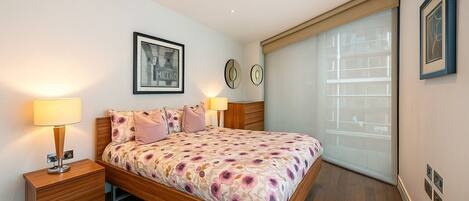 Familienapartment, 2 Schlafzimmer, Gartenblick | Laptopgeeigneter Arbeitsplatz, Bügeleisen/Bügelbrett, Bettwäsche