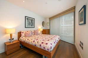 Laptop workspace, iron/ironing board, bed sheets - Two Bedroom Flat-Heart of London (London)