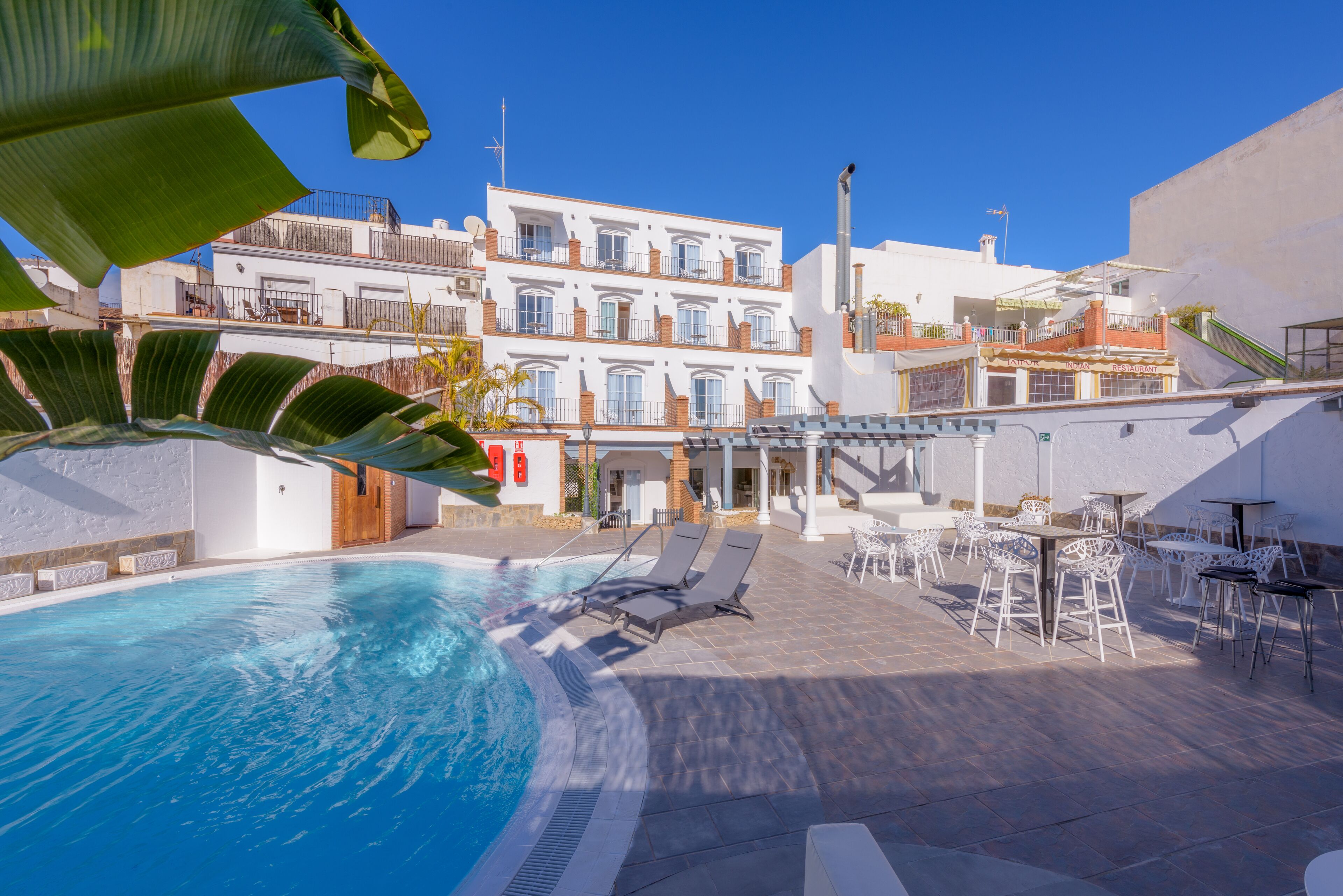 Utendørsbasseng, bassengparasoller og solsenger