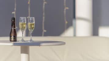 Una botella de vino y dos copas sobre una mesa.