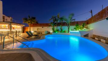 Bar junto a la piscina