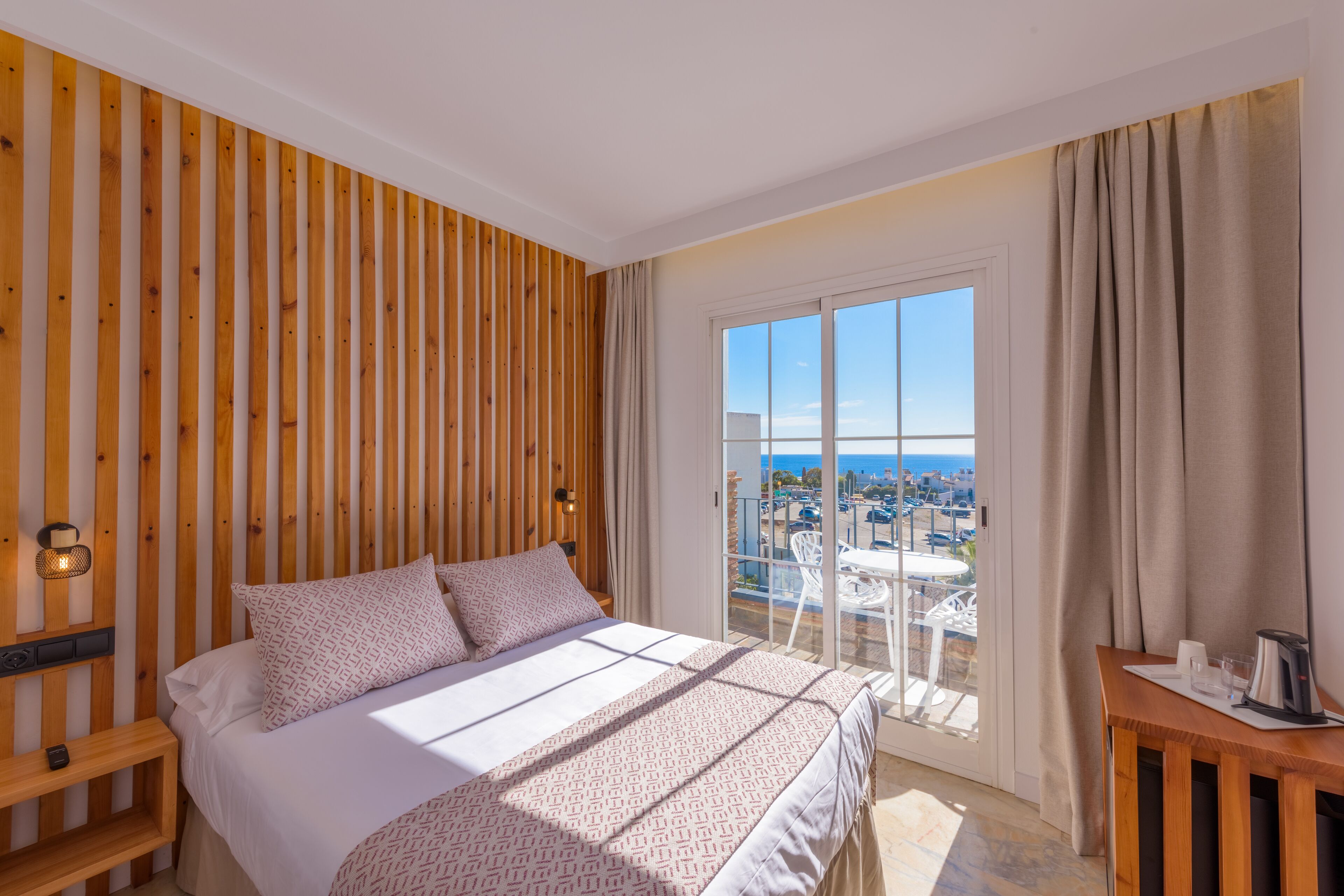 Dobbeltrom – comfort, terrasse, delvis sjøutsikt | Italienske Frette-laken, sengetøy av topp kvalitet, dundyner og minibar