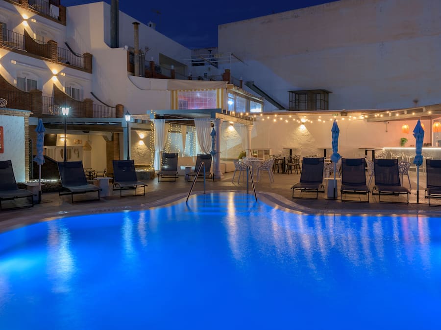 Piscine extérieure, parasols de plage, chaises longues