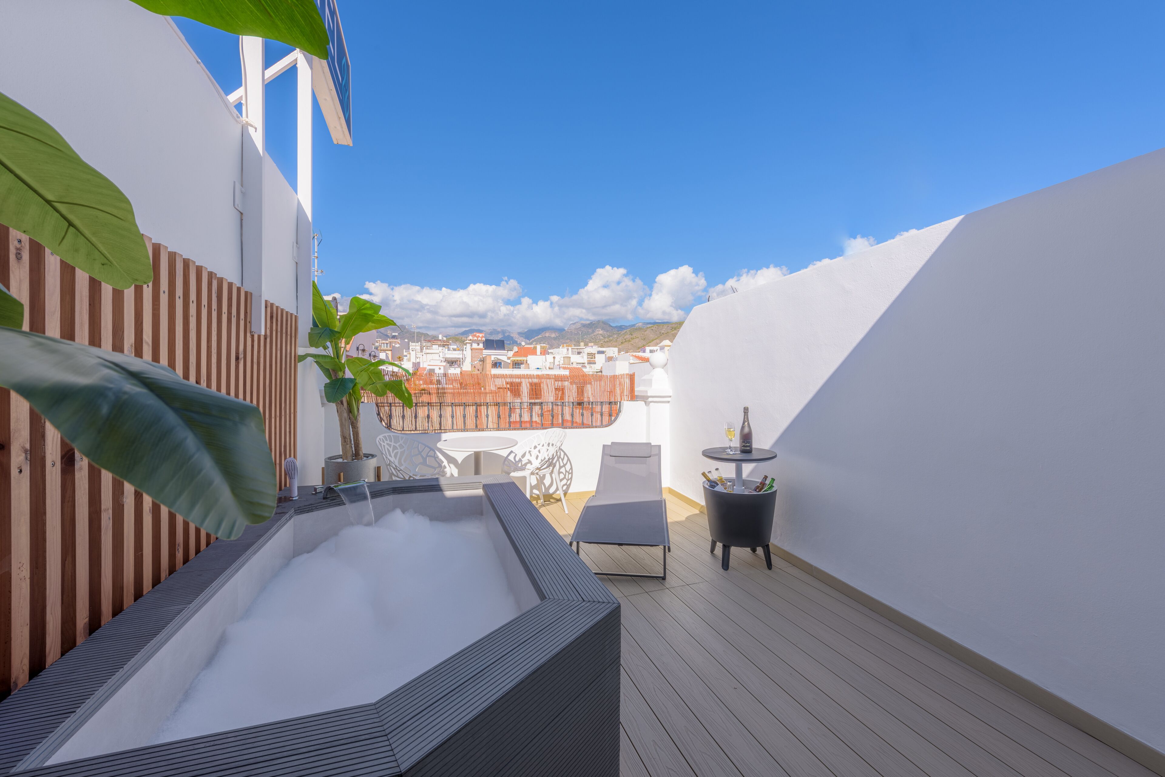 Deluxe-Doppelzimmer, 1 Doppelbett, Badewanne, Stadtblick | Terrasse/Patio