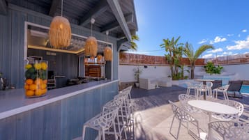 Bar junto a la alberca