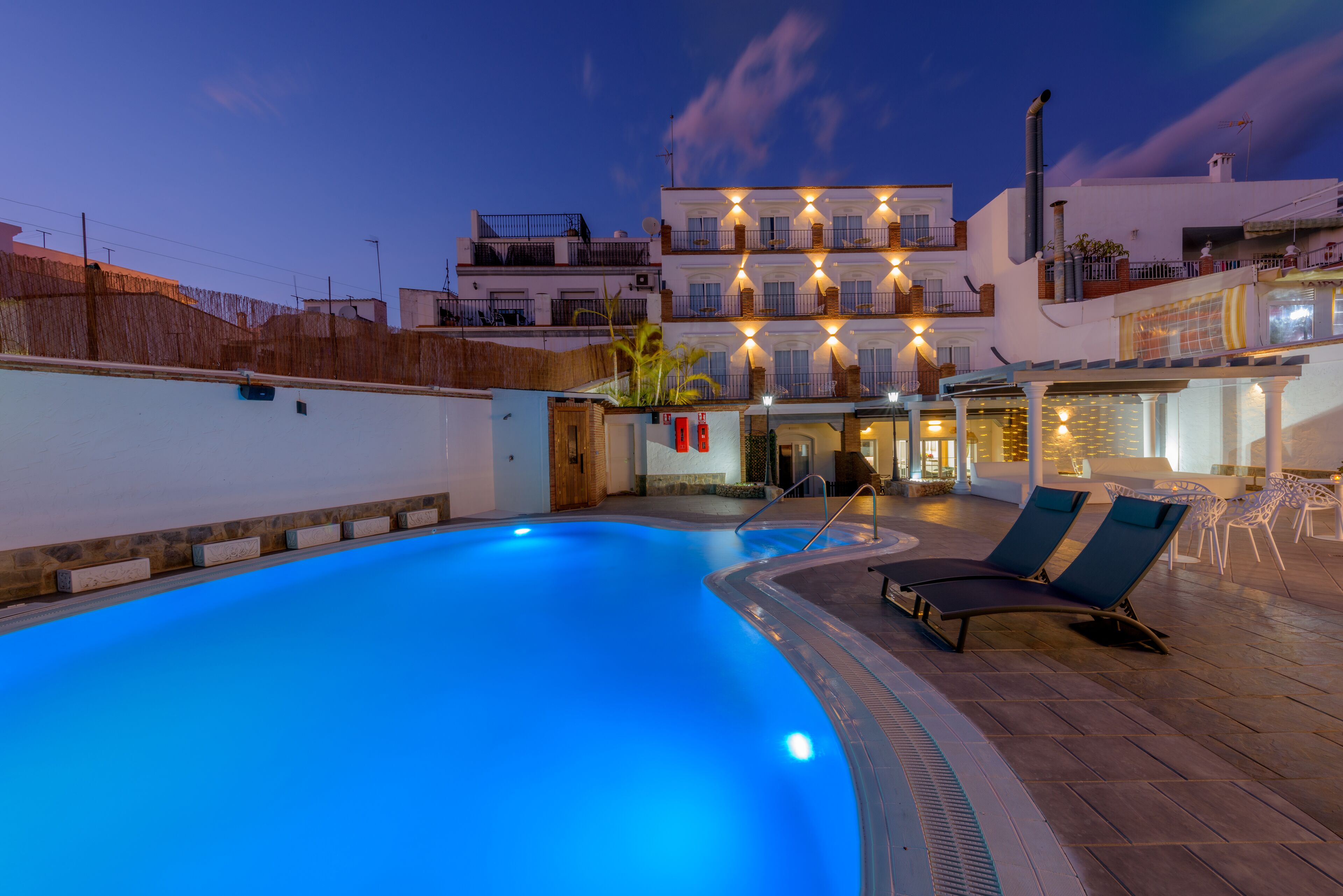 Piscine extérieure, accès possible de 9 h à 21 h, parasols