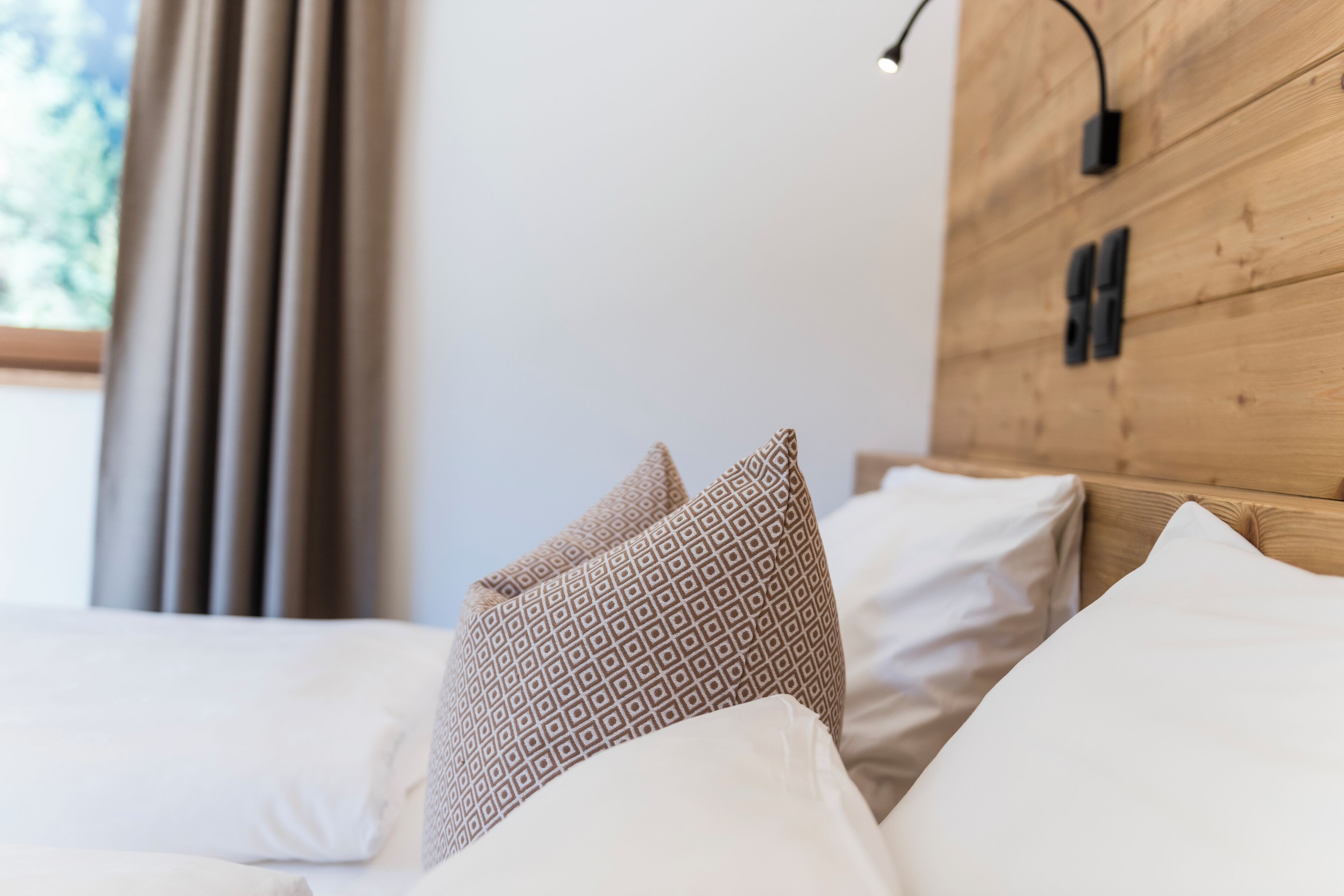 Habitación Confort doble | Caja fuerte, escritorio, wifi gratis y ropa de cama