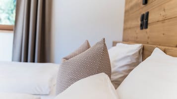 Habitación Confort doble | Caja fuerte, escritorio, wifi gratis y ropa de cama