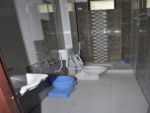 Shower, free toiletries, slippers, towels - Hotel Mittal Inn (Ajmer)