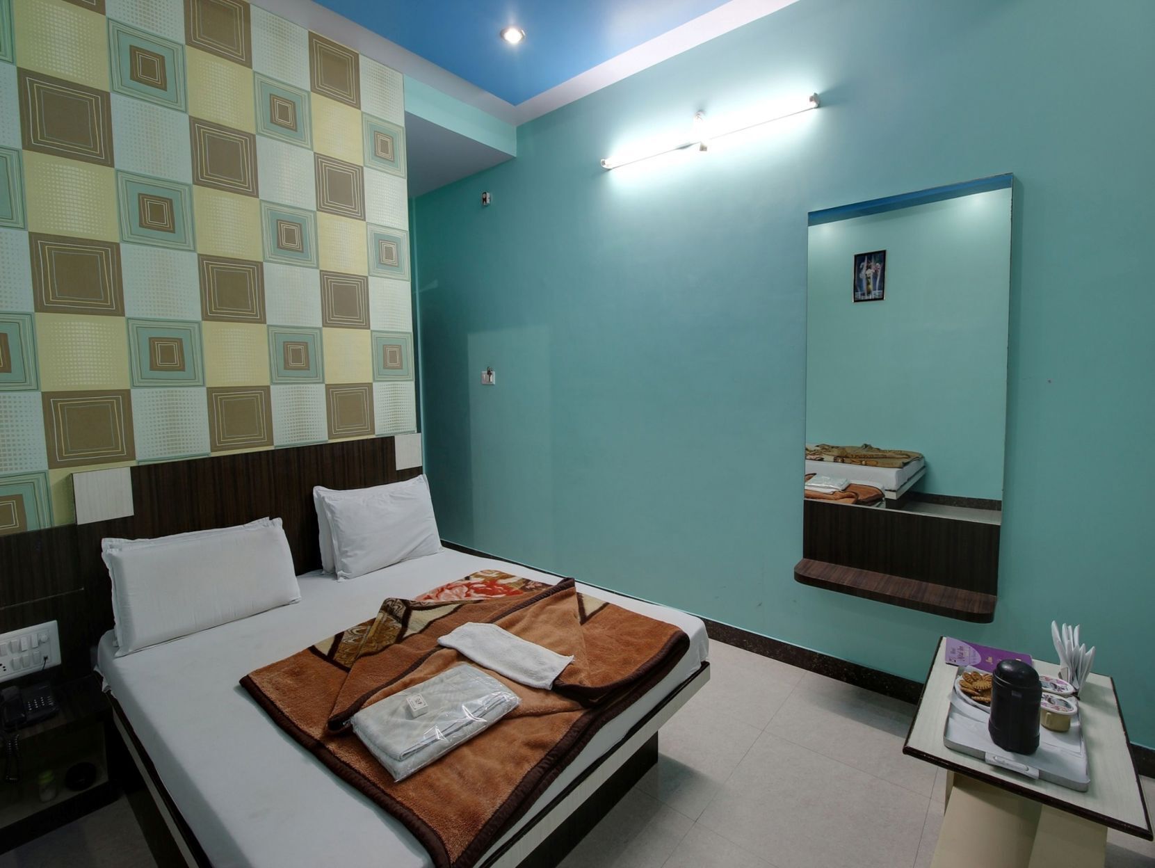 Desk, soundproofing, rollaway beds, free WiFi