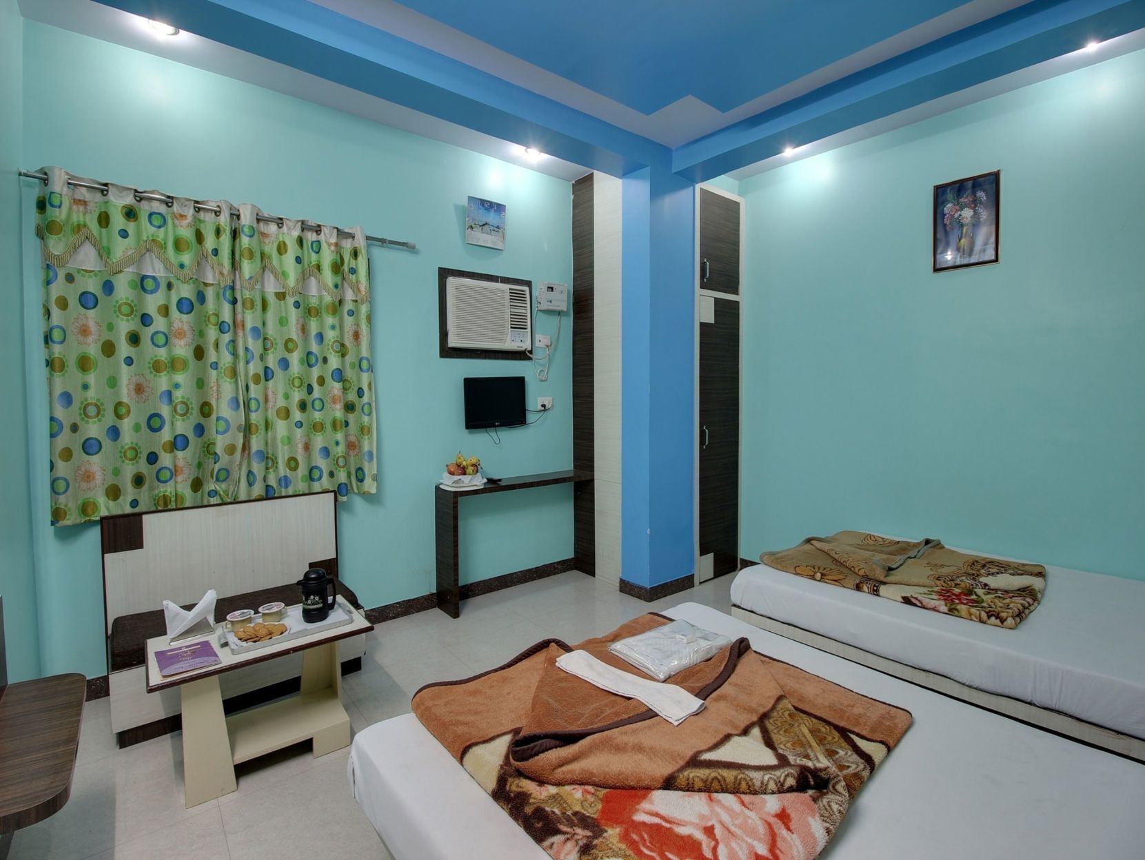 Desk, soundproofing, rollaway beds, free WiFi