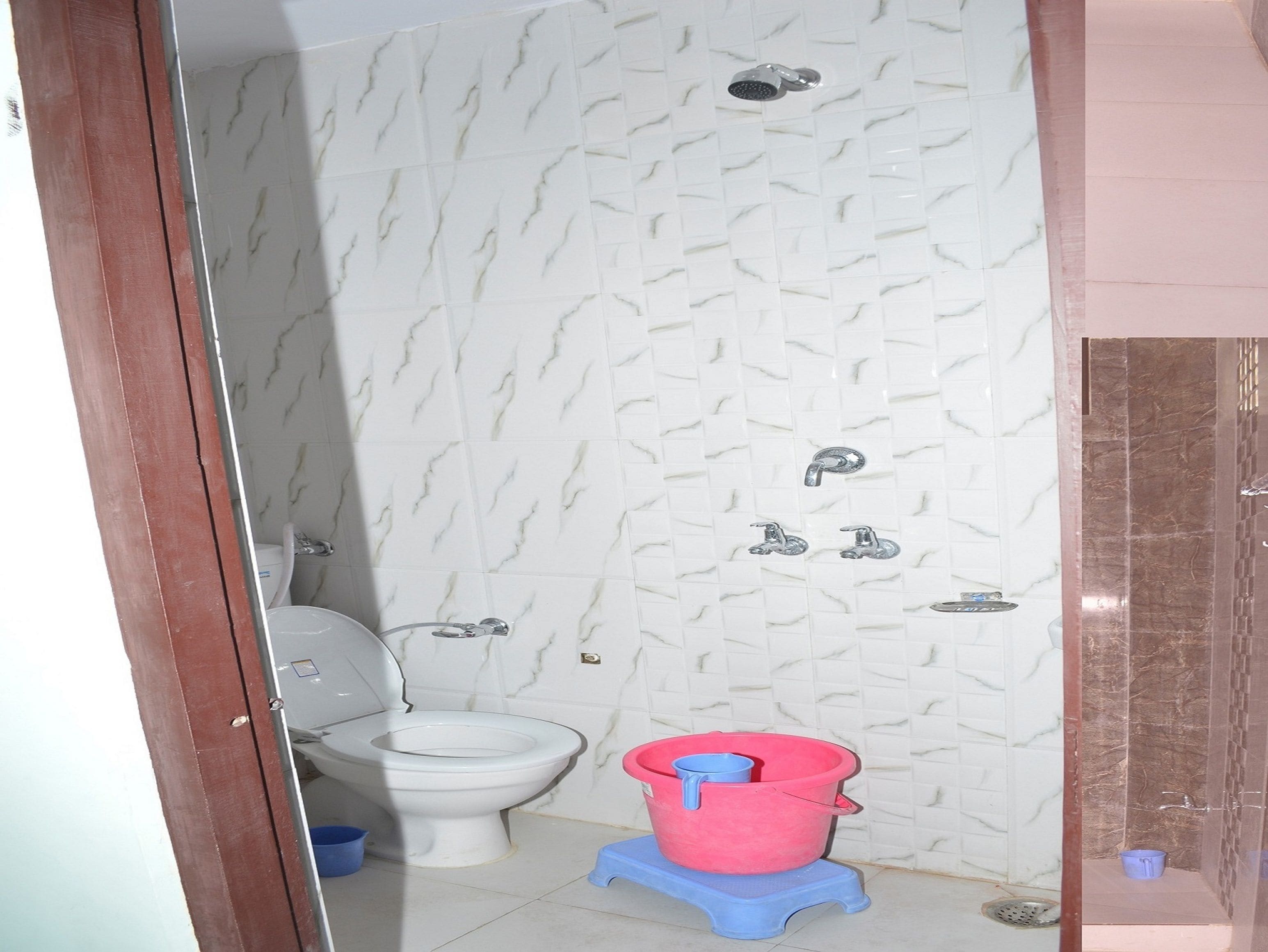 Un baño con inodoro, ducha y lavamanos.