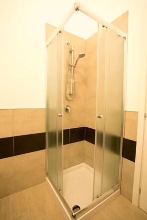 Shower, rainfall showerhead, free toiletries, hair dryer - Aria Di Mare B&b (Marsala)