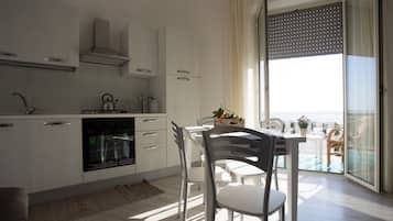 Apartment, 2 Schlafzimmer, Balkon, Meerblick | 2 Schlafzimmer, Schreibtisch, kostenloses WLAN, Bettwäsche