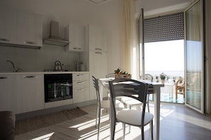 Departamento, 2 habitaciones, balcón, vista al mar | 2 habitaciones, escritorio, wifi gratis y ropa de cama 