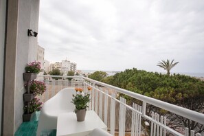 Departamento, 2 habitaciones, balcón, vista al mar | 2 habitaciones, escritorio, wifi gratis y ropa de cama 