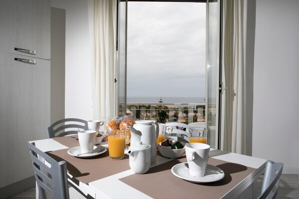 Apartment, 2 Bedrooms, Balcony, Sea View | In-room dining