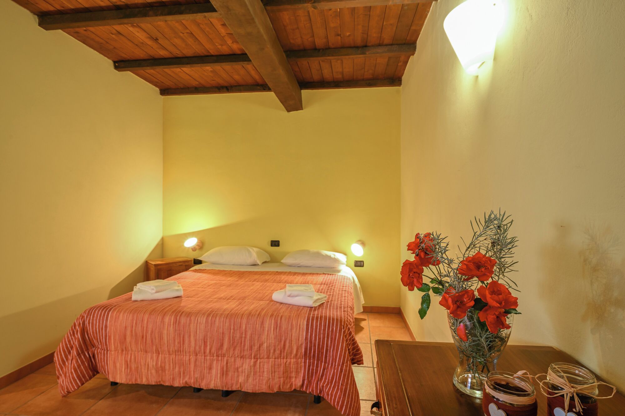 Camera, accessibile ai disabili (Gialla) | Biancheria da letto di alta qualità, una scrivania, postazione laptop