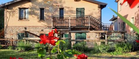 Vista frontal de la propiedad