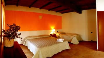 Kolmen hengen huone | 1 makuuhuone, ylelliset vuodevaatteet, työpöytä