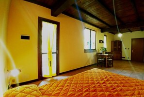 Chambre triple | Literie de qualité, bureau, espace de travail pour ordinateurs portables