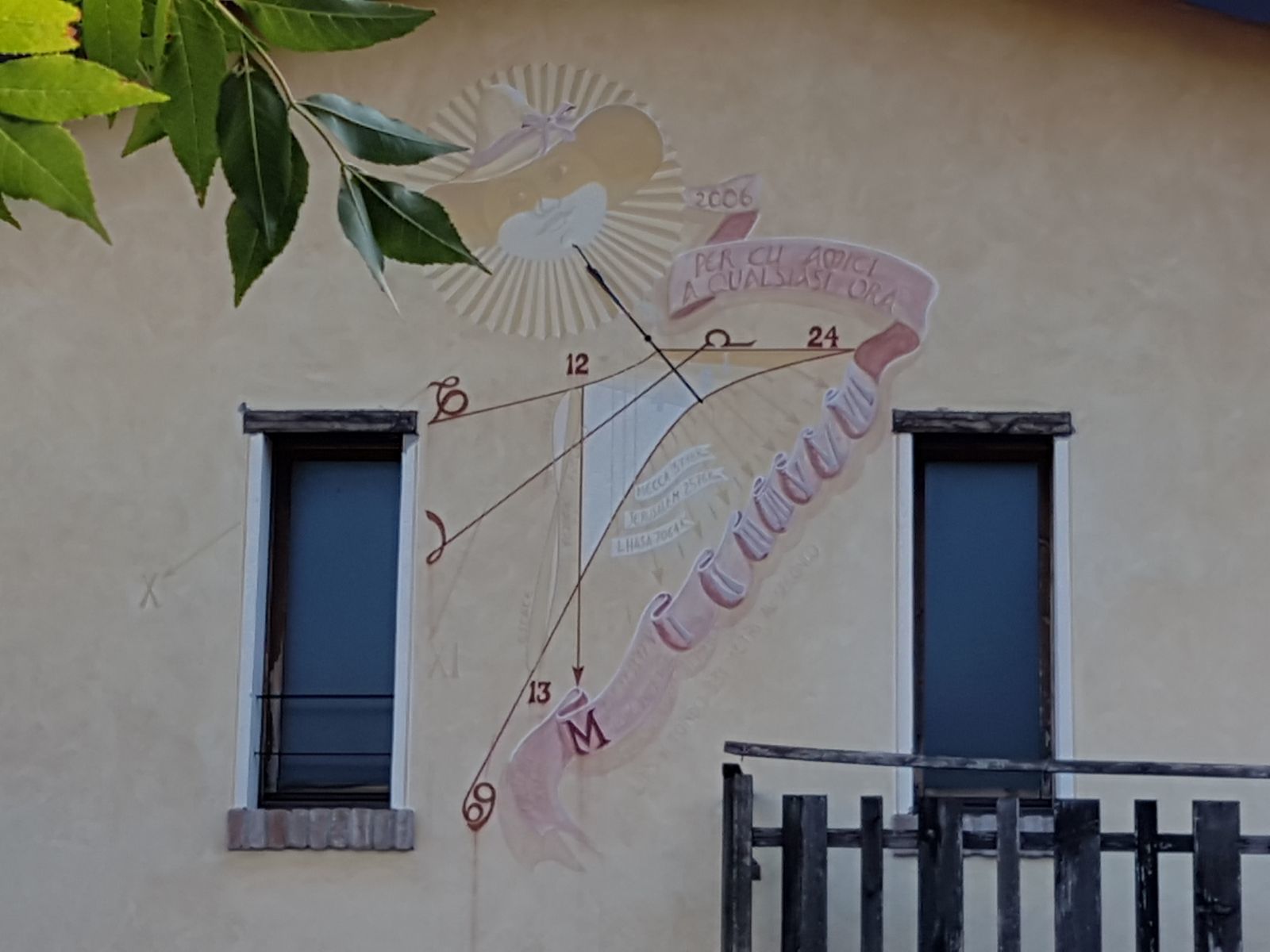 Eine Wand mit einem Wandgemälde, das einen Vogel, Zahlen und Text zeigt.