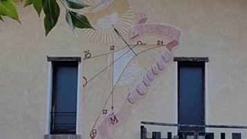 Eine Wand mit einem Wandgemälde, das einen Vogel, Zahlen und Text zeigt.