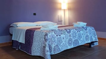 Háromágyas szoba | 1 hálószoba, prémium ágynemű és íróasztal