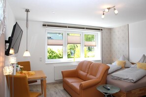 1 sovrum, allergitestade sängkläder, memory foam-madrasser och minibar