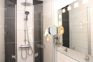 Bruser, brusehoved med spredningseffekt, gratis toiletartikler