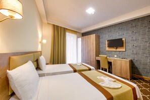 Phòng Suite dành cho gia đình, 2 phòng ngủ | Bộ đồ giường cao cấp, minibar, két bảo mật tại phòng 
