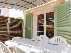 Outdoor dining - Charming 3BR Villa with Terrace, Garden, Garage, Bikes, WIFI, and Pet-Friendly - Sleeps 6 (Narbonne-Narbonne Plage-Narbonne Plage)